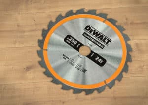 Das DeWalt Bau-Kreissägeblatt eignet sich als nagelfestes Produkt vorzüglich für Holz mit Eisendurchdringung.